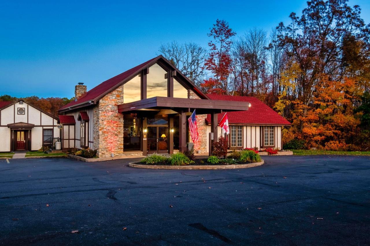 Red Roof Inn & Suites Hazleton Exterior photo