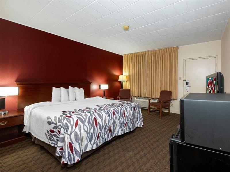 Red Roof Inn & Suites Hazleton Exterior photo