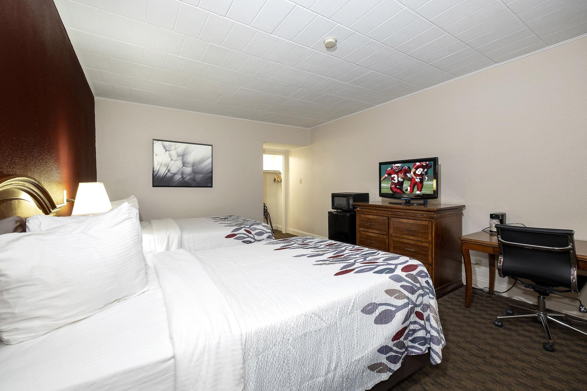 Red Roof Inn & Suites Hazleton Exterior photo
