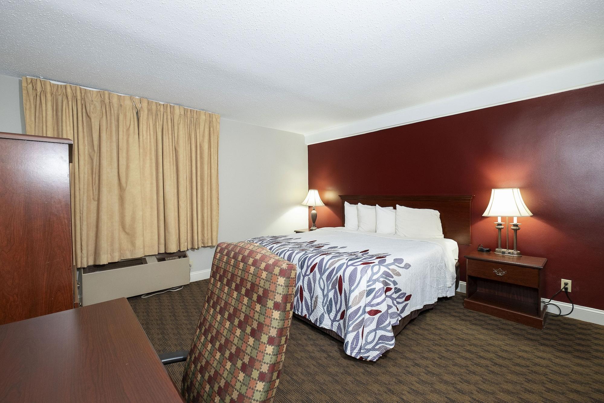 Red Roof Inn & Suites Hazleton Exterior photo