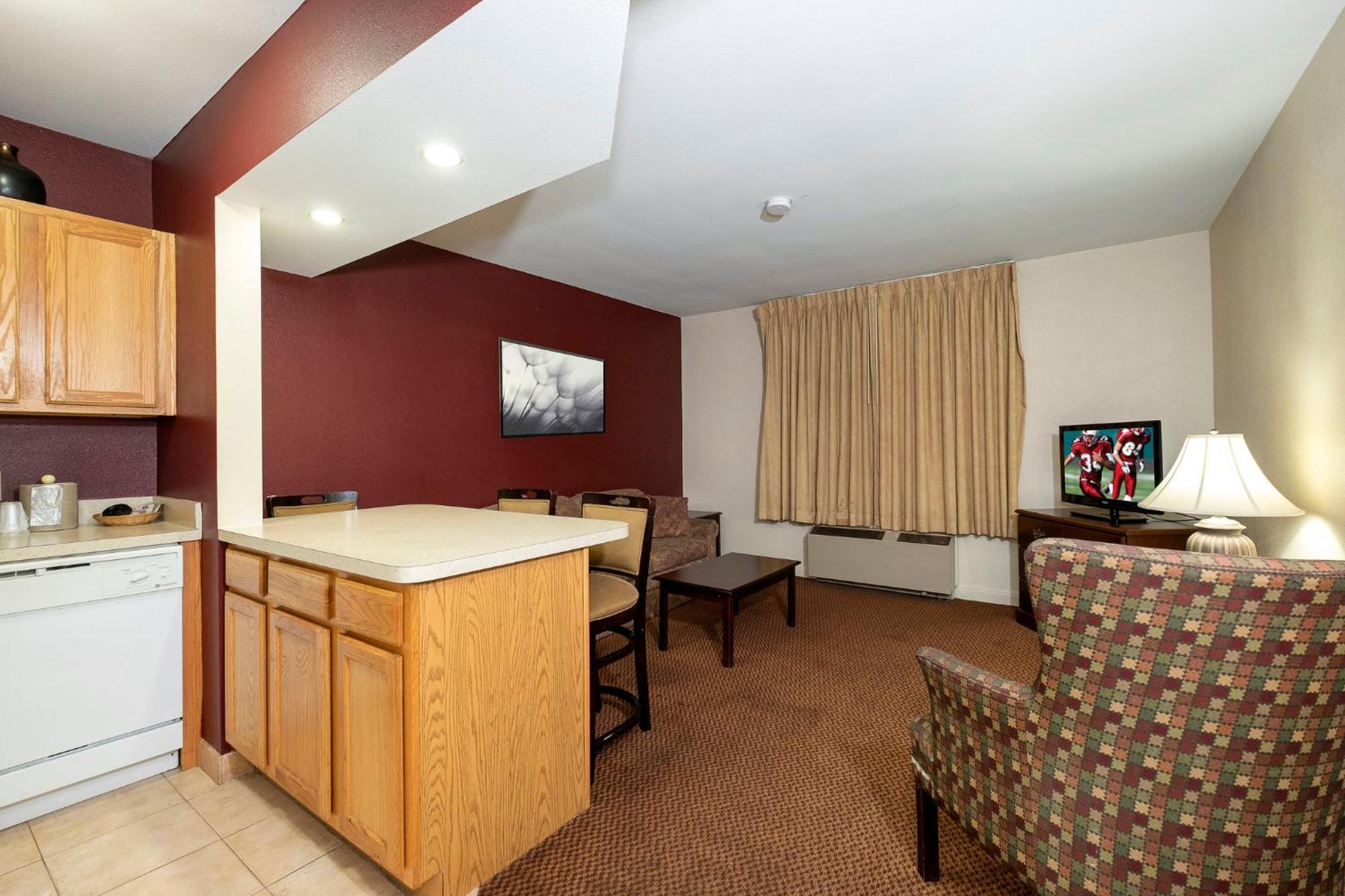 Red Roof Inn & Suites Hazleton Exterior photo