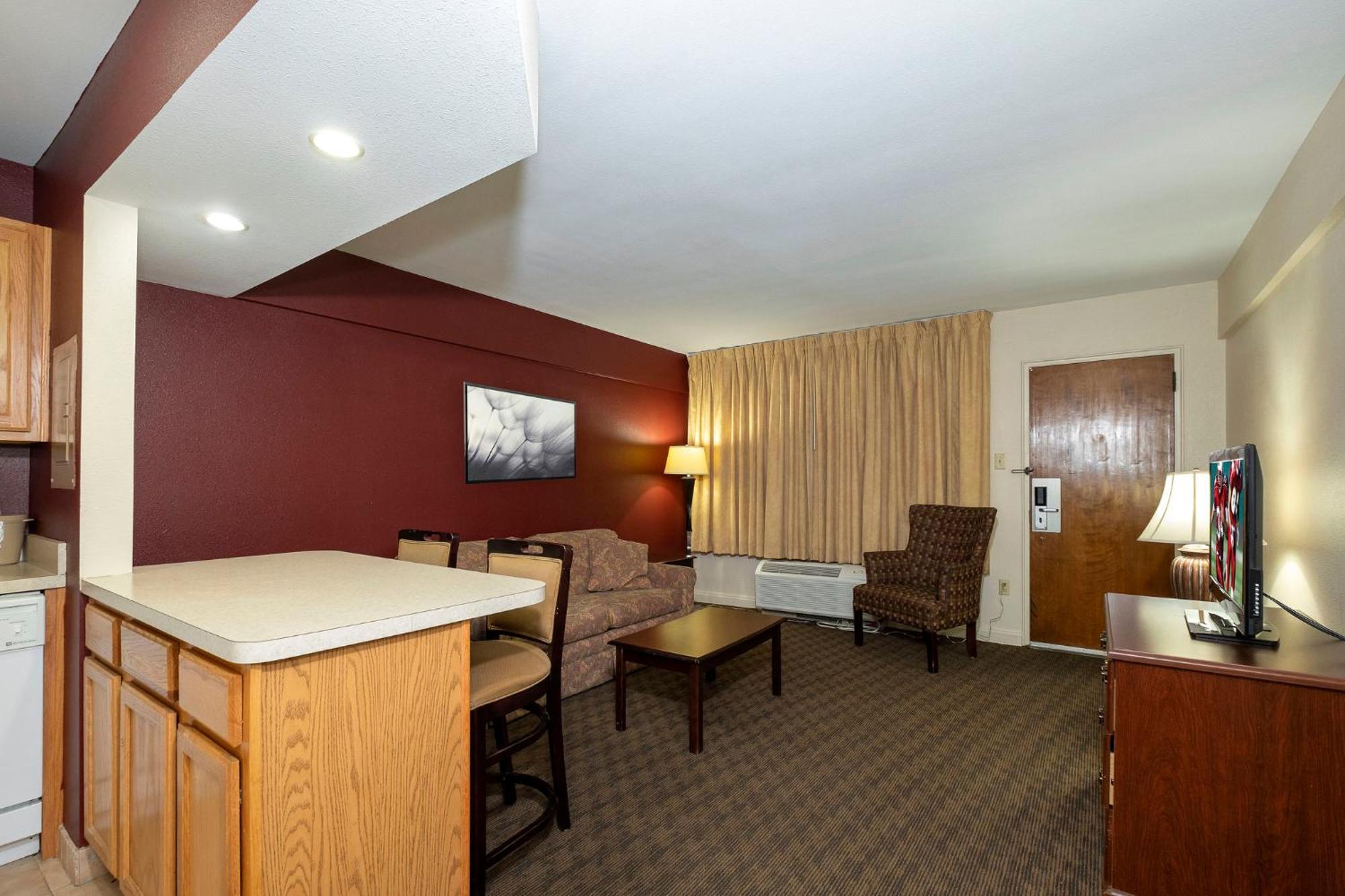 Red Roof Inn & Suites Hazleton Exterior photo