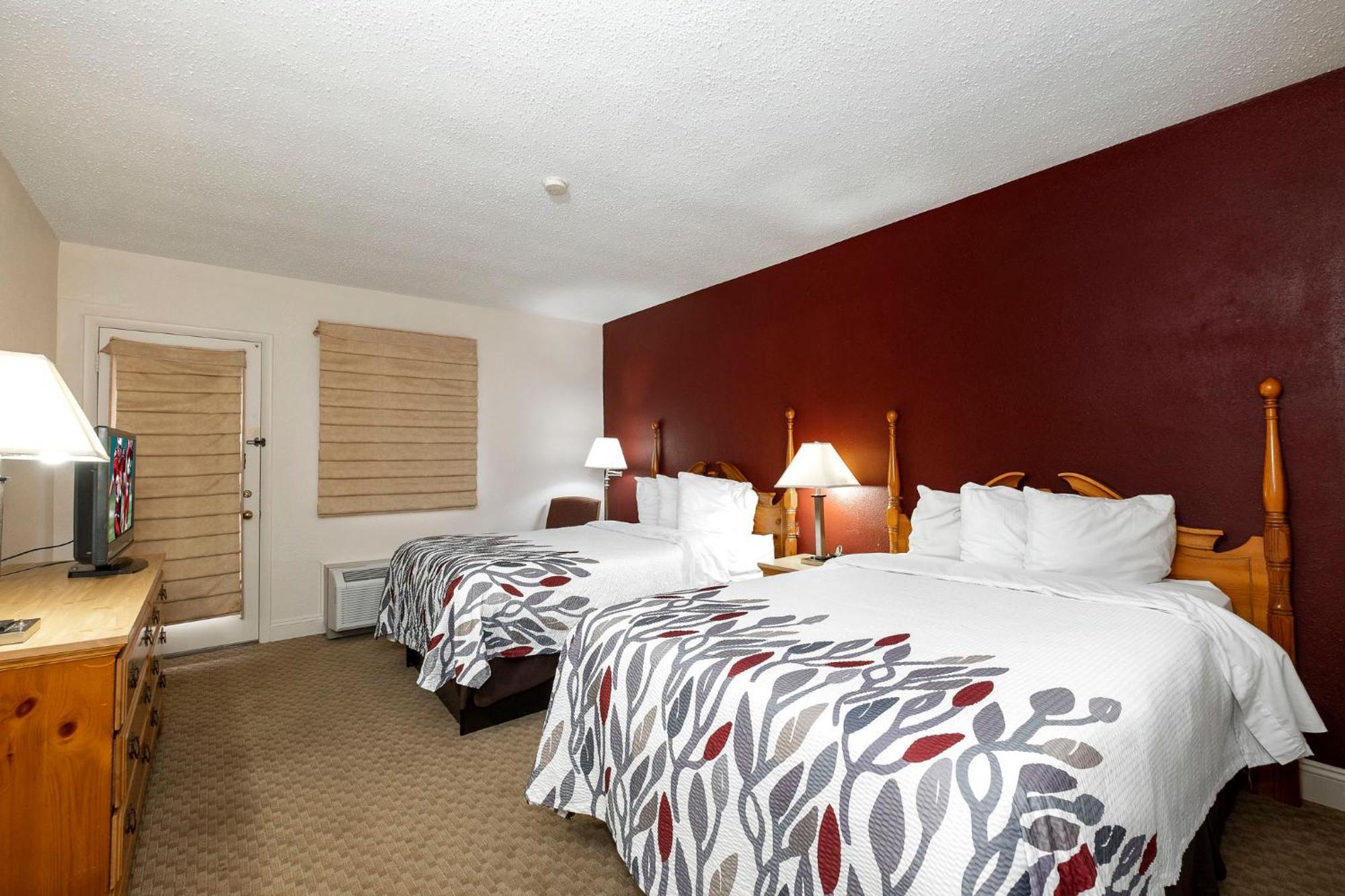 Red Roof Inn & Suites Hazleton Exterior photo